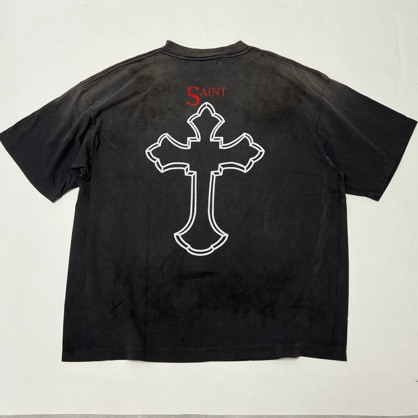 SAINT Mxxxxxx × 2PAC 2PC_SS TEE/2PAC/BLK 2PAC co-branded model 2PAC character TEE washed black S-XL A blockbuster co-branded project by the legendary hip-hop artist 2PAC The printing part refers to the iconic graphics on the cover of 2PAC's albums "R U Still Down" and "Shakur" The entire garment is rewashed and distressed/holes processed Printing cracked effect The ceiling of New Vintage 2PAC powder is a must-have